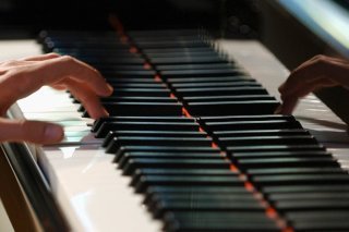 Pas moins de 29 jeunes talents se mesureront cette année lors du Concours international de piano Clara Haskil à Vevey (illustration). KEYSTONE/GAETAN BALLY